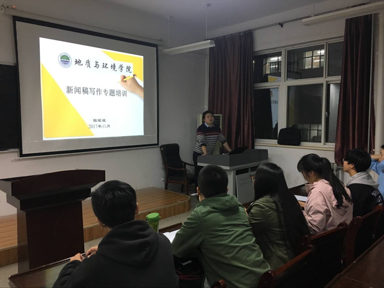 党委宣传部李阳老师走进思学楼C205教室开展新闻写作培训会