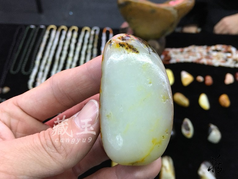 玉石从山体上滚落进河里,玉比山里的玉更润(图2) 和田玉_和田玉的功效与作用_和田