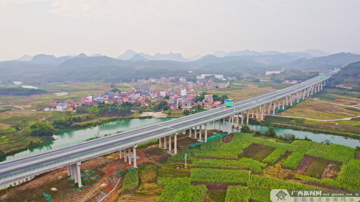 6月30日贺州至巴马高速公路全线通车