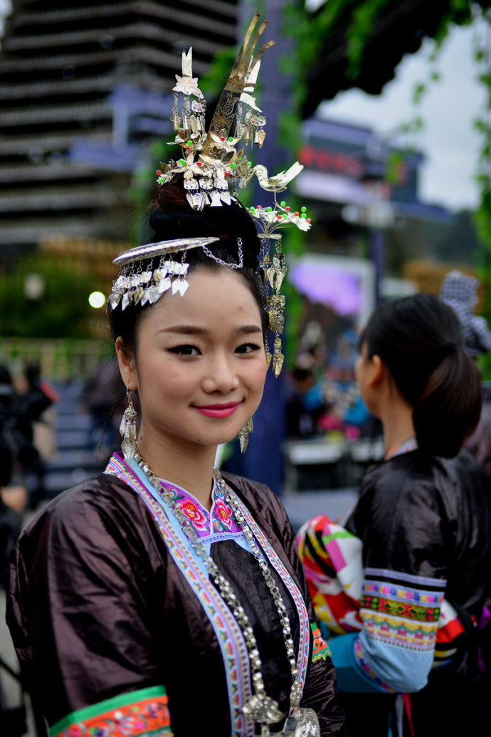 中国大陆苗族人口接近900万人居住在贵州黔东南就有180多万人