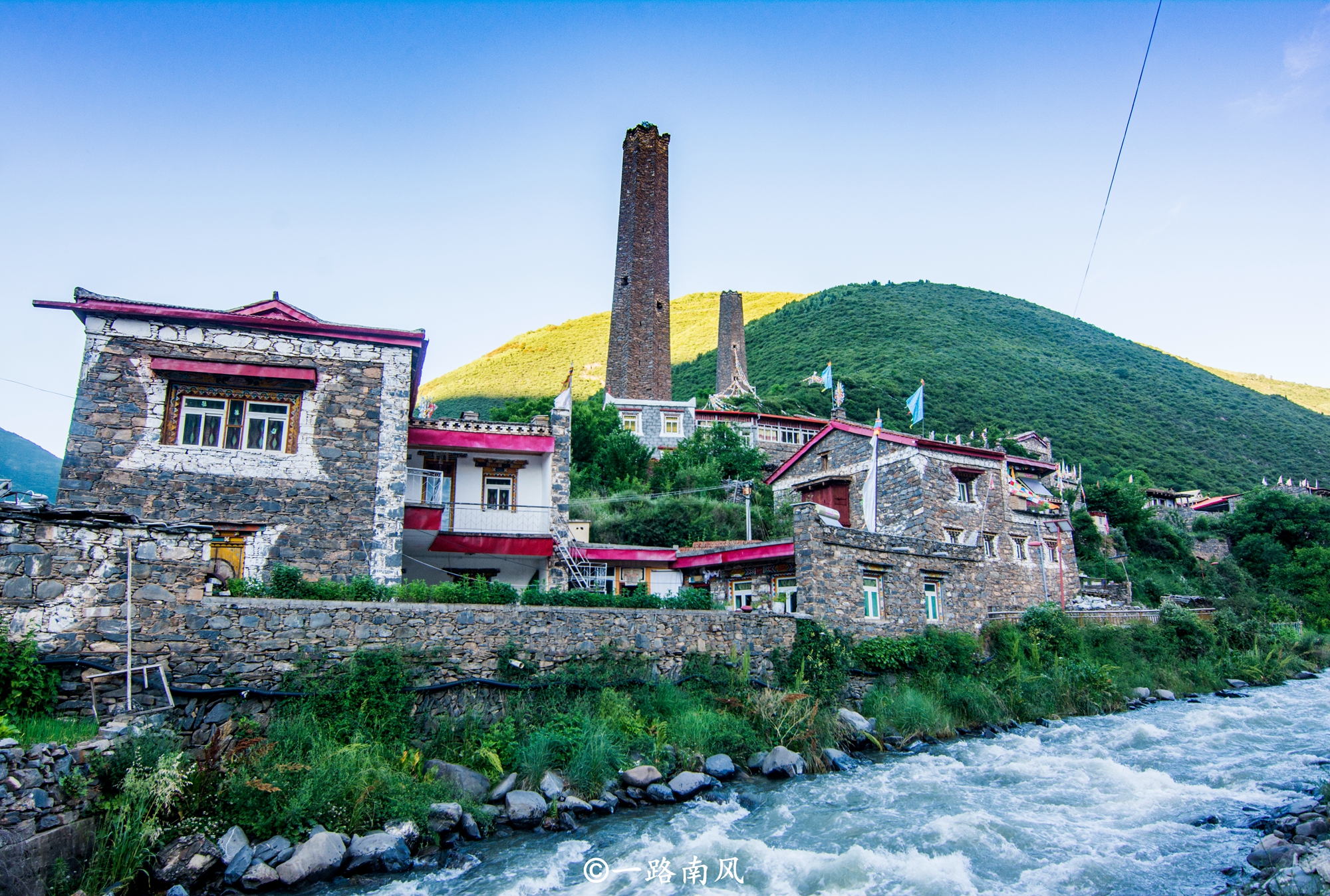 四川阿坝州和甘孜州的地形图有什么区别？