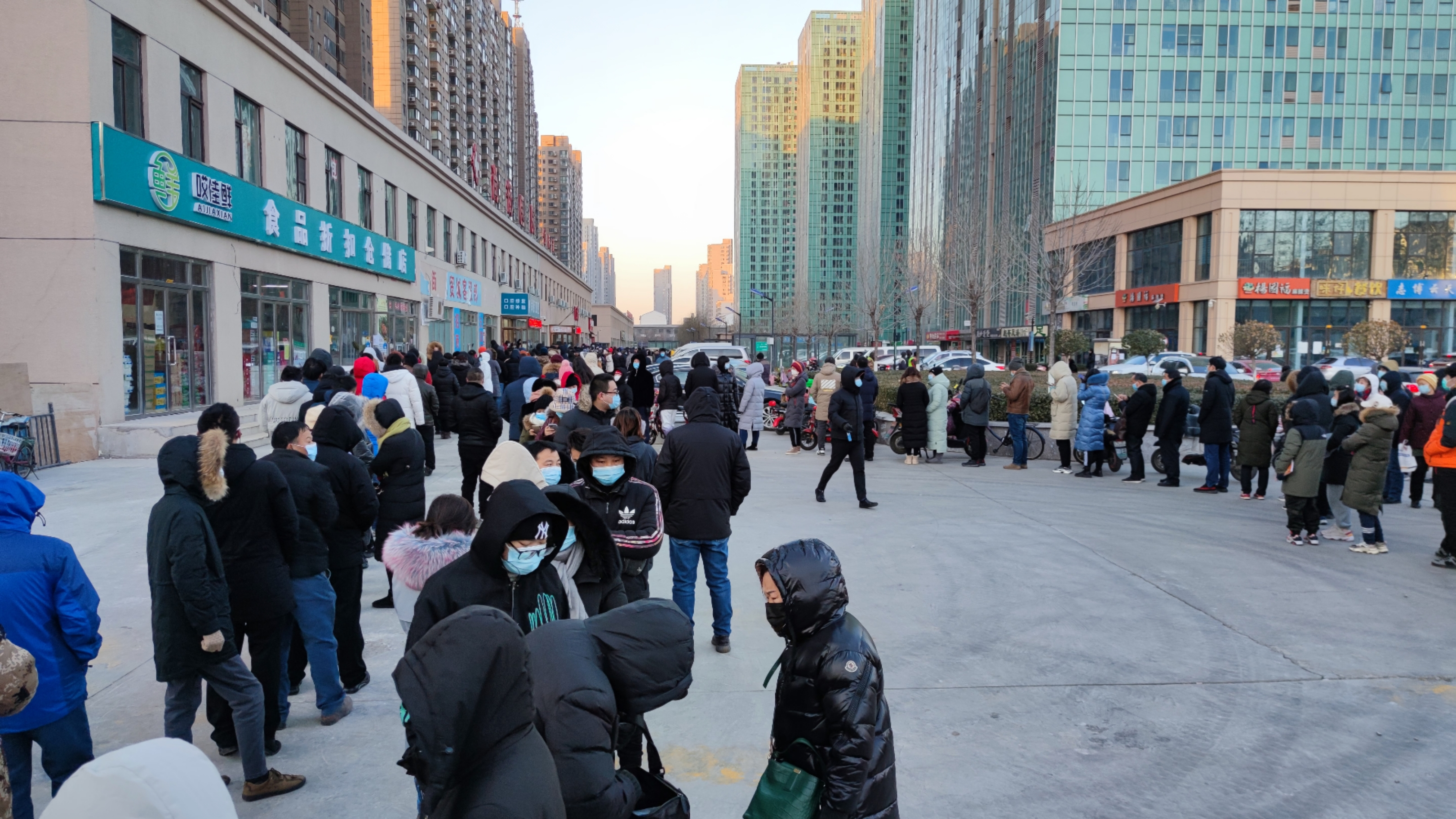 “燕郊一女孩被卡在桥上冻一晚”