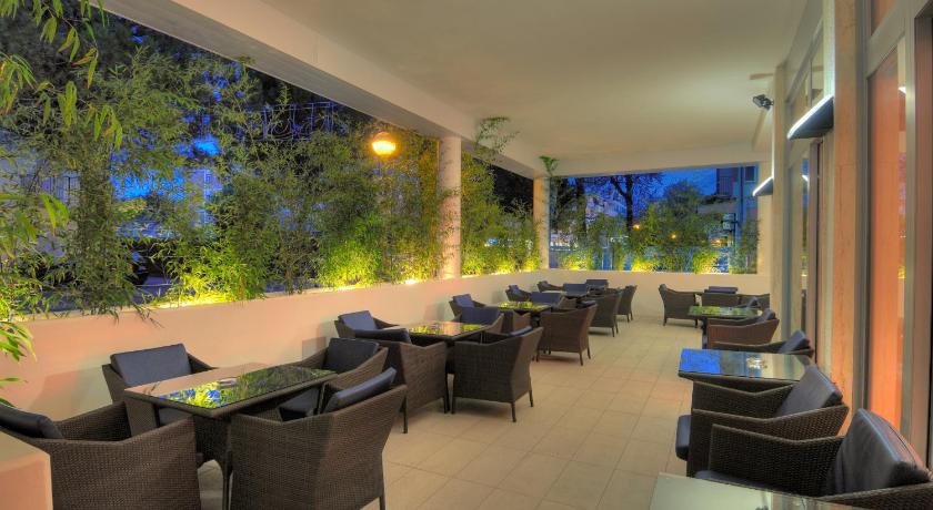 未成年人去酒吧娱乐饮酒酒吧不阻拦还私开后门接纳(图1) 酒吧:_酒吧:_酒吧: