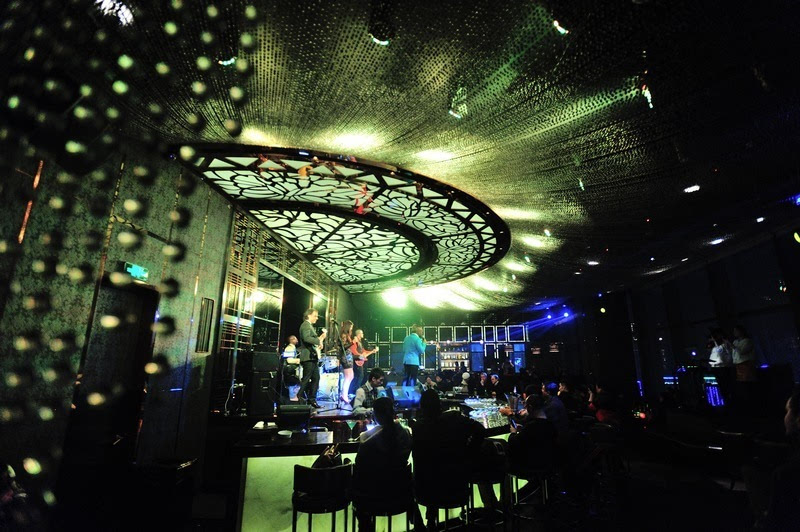 未成年人去酒吧娱乐饮酒酒吧不阻拦还私开后门接纳(图2) 酒吧:_酒吧:_酒吧: