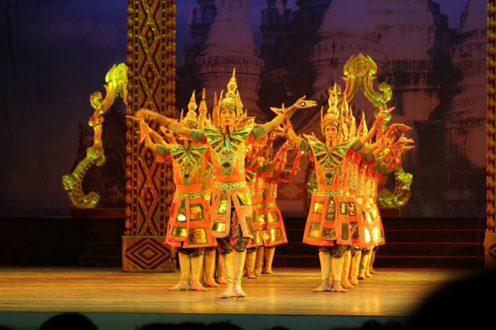 美人云南是我国少数民族最多的省份,56个民族56朵花(图2) 昆明到西双版纳机票_西双版纳机场叫什么_西双版纳