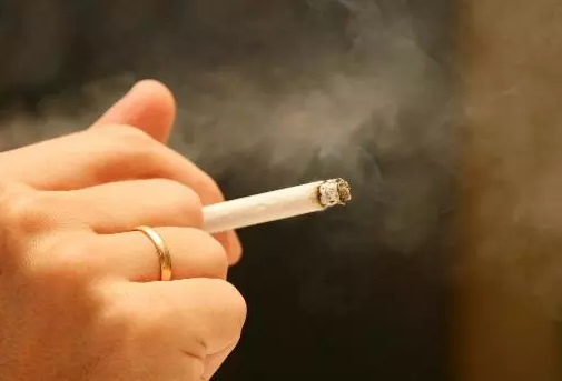 饭碗一推,顺手抽出一只香烟,这还了得?