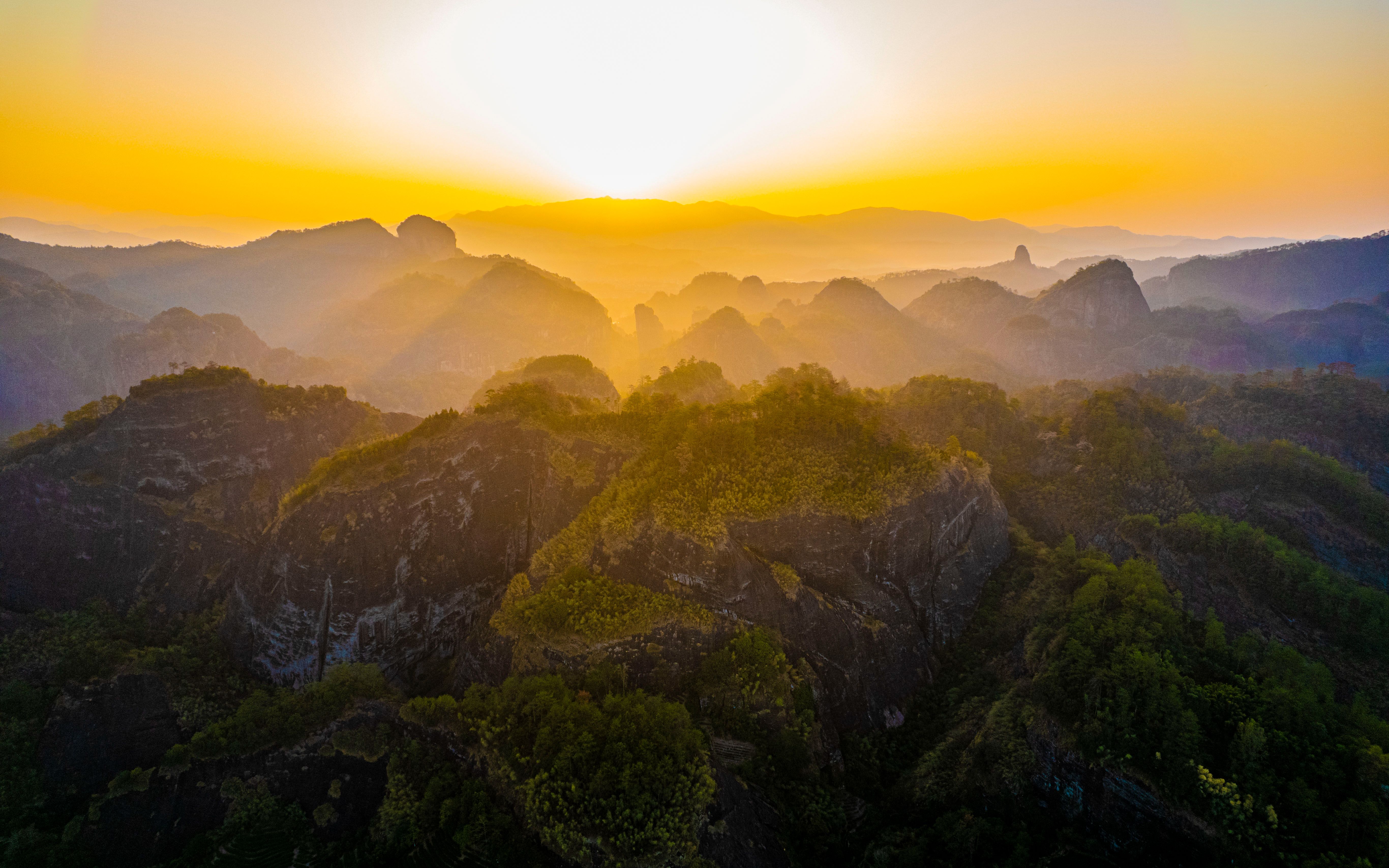 早就听说武夷山的奇峰怪石，山清水秀