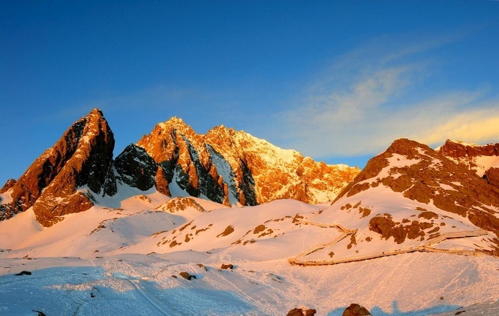 从空中看黑龙潭,这洼绿水基本被美哭了(图2) 丽江高快站丽江到泸沽湖车_丽江_丽江必去4个景点