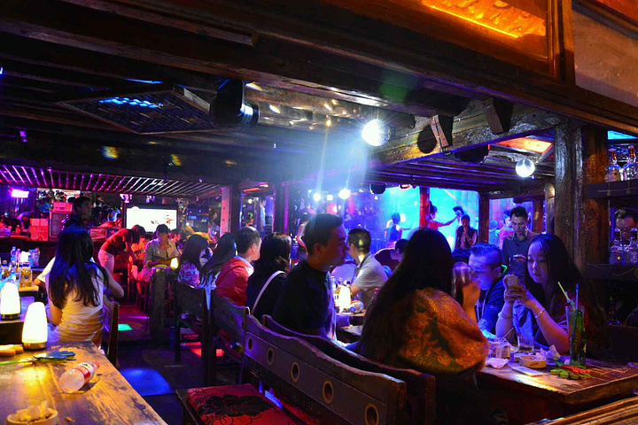 丽江住丽江古城,逛一逛,走一走冷冷的小巷子