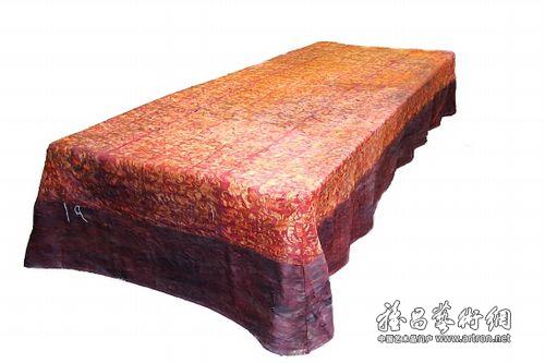 紫褐色罗印金花边单衣走进中国丝绸博物馆修复馆