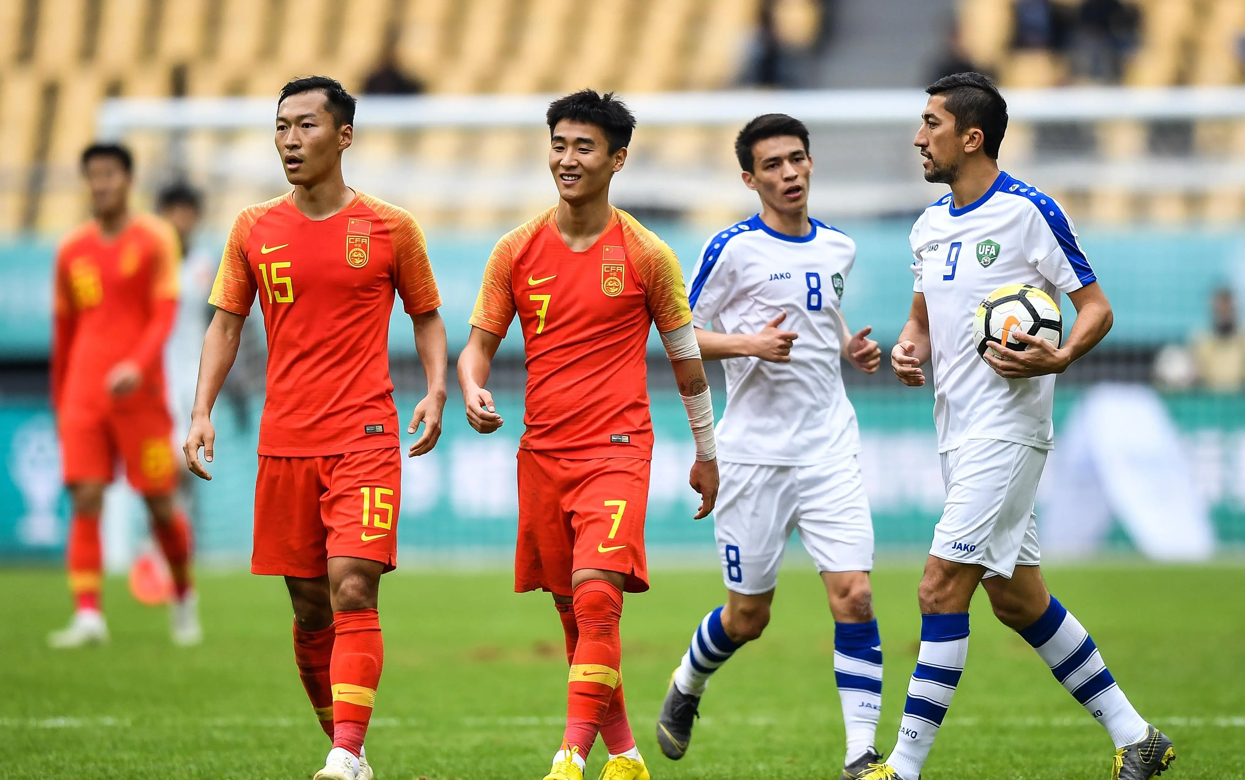 国足应不应该变阵,还是继续坚守三中卫的防守基础?