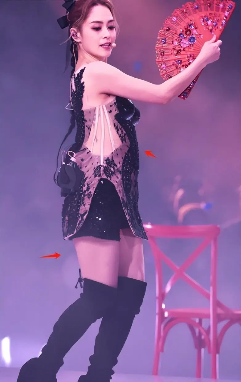 少儿美术培训机构：长期要弯腰你不介意吗？