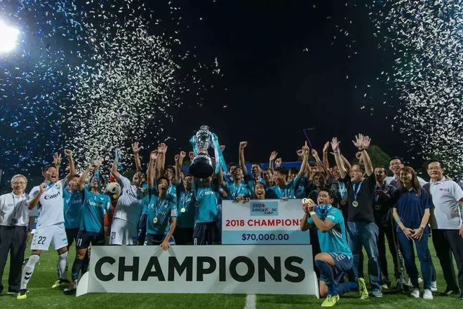 足球：_足球足球搞笑视频_足球技巧韩国小孩足球技巧训练