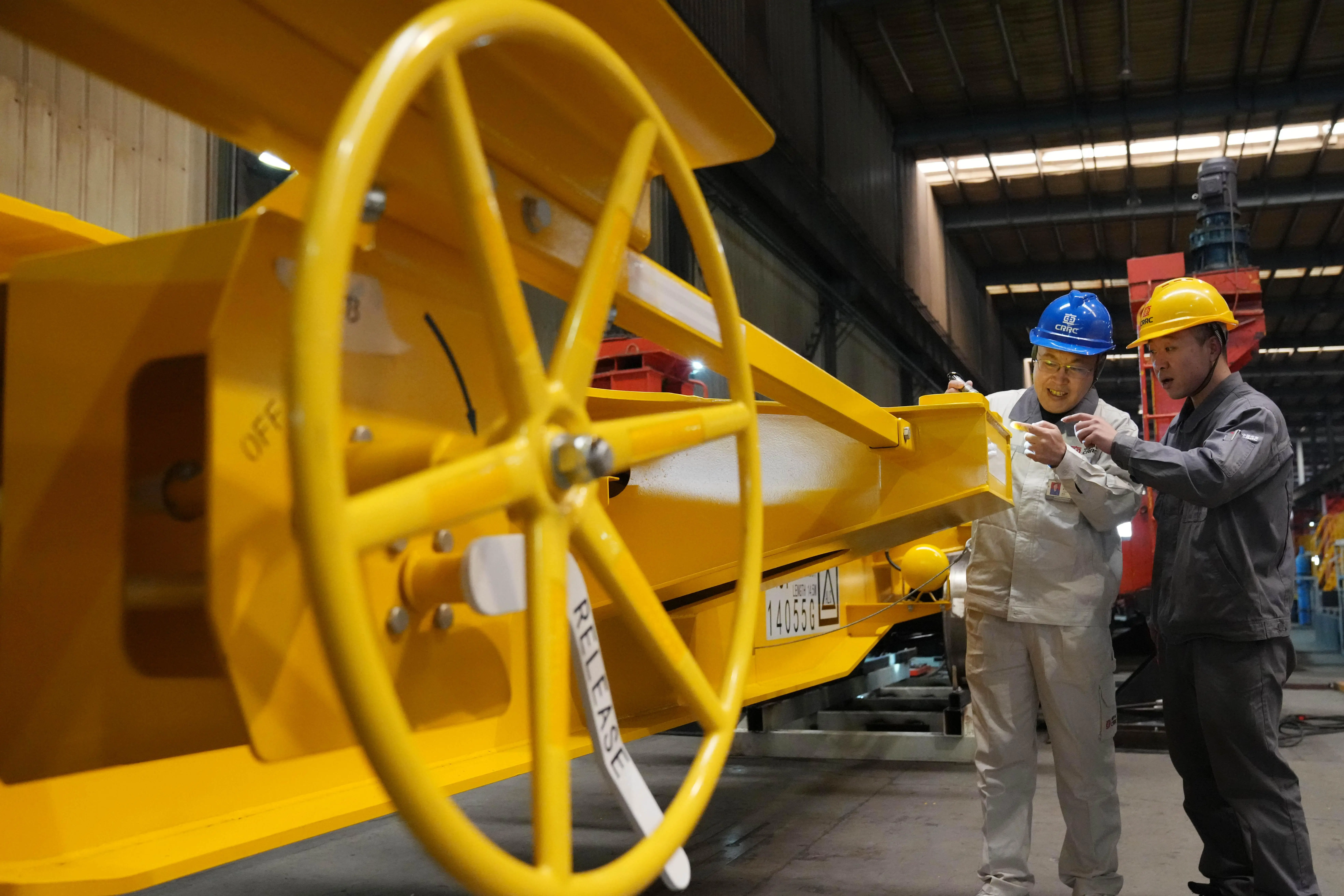 二脱间工人正在抢工期医院项目正在建设中