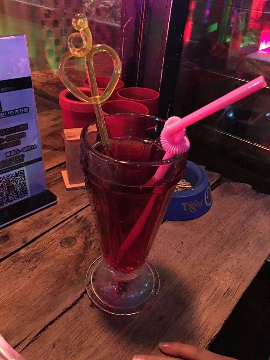 从大碗里到Punch，他在一间酒吧装在好几升大碗的Punch