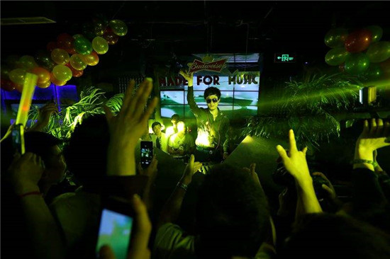 她在夜场没干几年,你家庭也不咋滴拿不出钱来