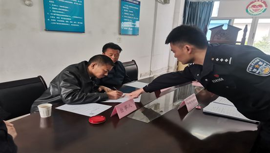 用心用情地为群众办实事暖心服务守护群众