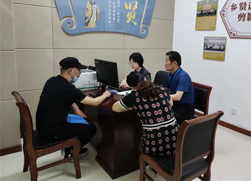 用心用情地为群众办实事暖心服务守护群众(图2) 安岭_安岭镇_安岭乡