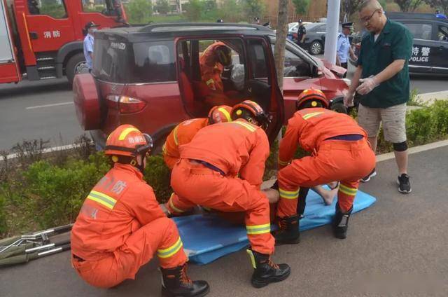 男孩与家人闹矛盾爬上特高压线塔欲轻生