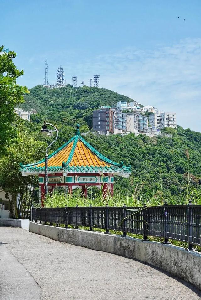 兰桂坊的林荫小道交通便捷,如果你坐在酒吧的位置