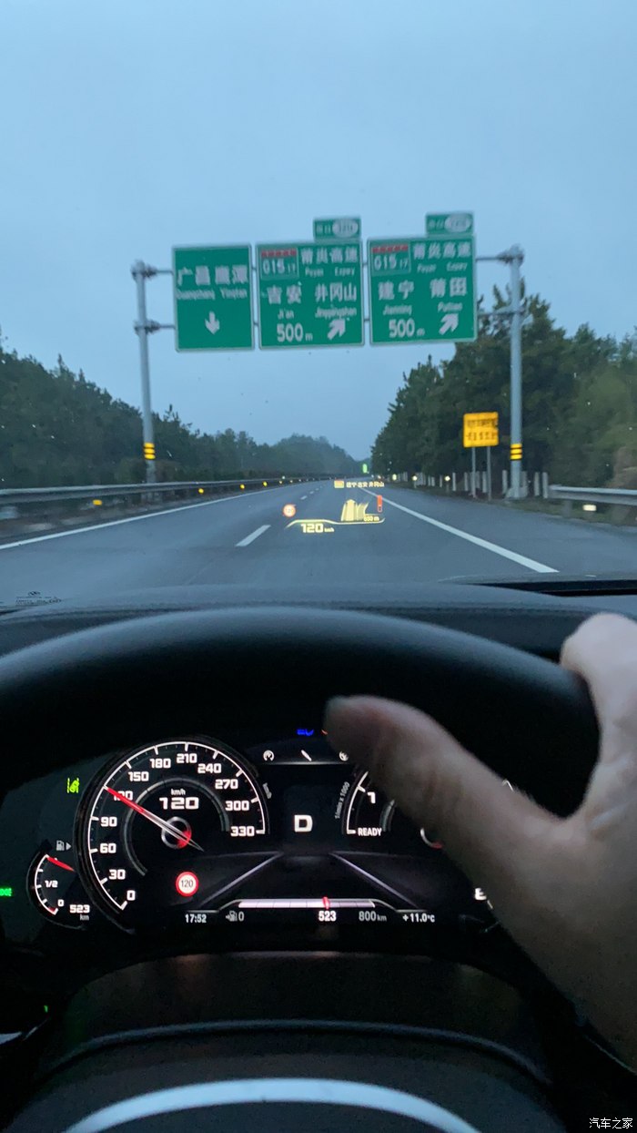 宝马5滴滴按着喇叭点燃香烟，看一眼夜店外的街道