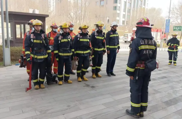 普洱市消防联合普洱市紧急救援中心开展高层建筑火灾应急救援实战演练