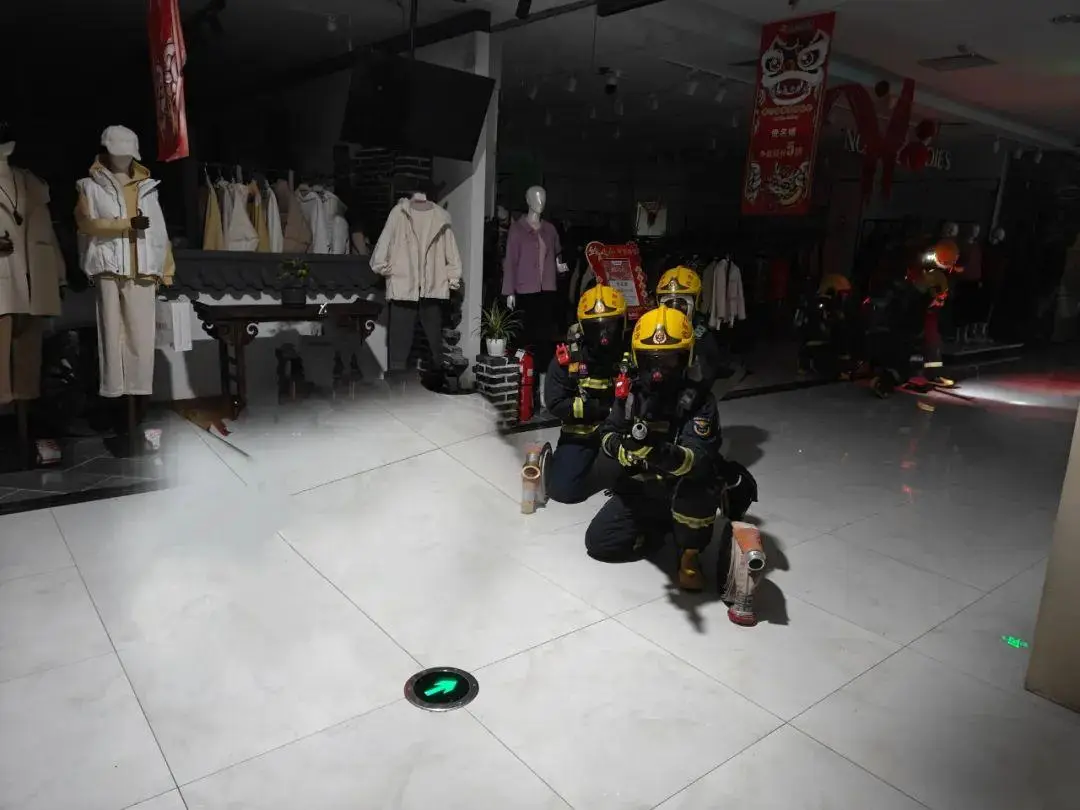 普洱市消防联合普洱市紧急救援中心开展高层建筑火灾应急救援实战演练(图2) 救援应急灯_救援应急学院_应急救援