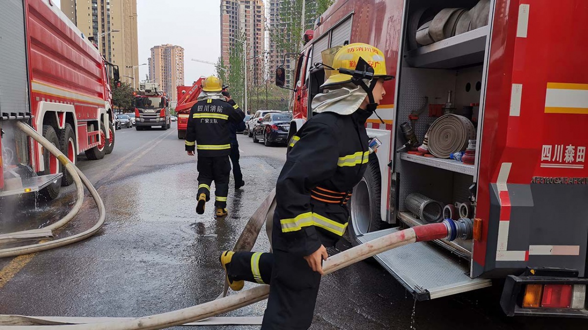 普洱市消防联合普洱市紧急救援中心开展高层建筑火灾应急救援实战演练(图3) 救援应急学院_救援应急灯_应急救援