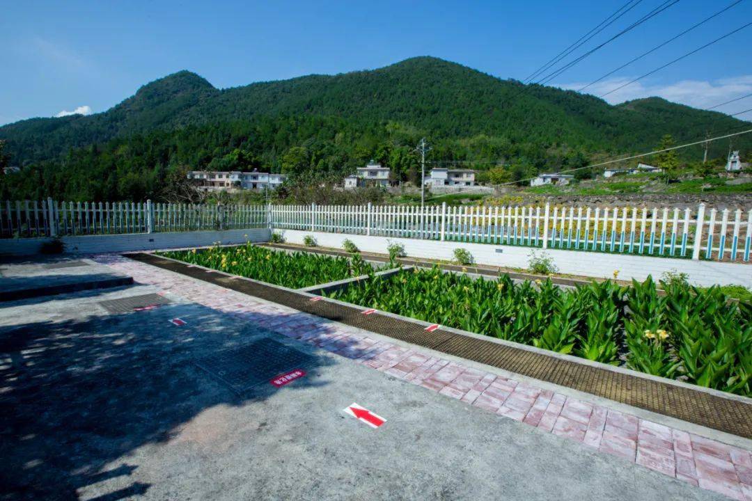 一体化餐厨垃圾处理产品：高温好氧生物降解技术，垃圾降解率 95%以上