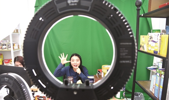 电商捧哏成新风口?直播带货竞争花样百出引热议