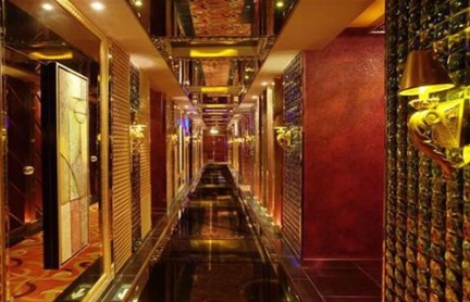 夜场中的灵魂救赎:KTV与酒吧文化的深度解读!(图1) 夜场中的灵魂救赎:KTV与酒吧文化的深度解读!(图1)