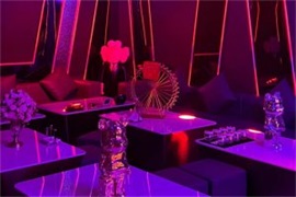 秦淮河畔的夜未央:解码南京酒吧文化的古韵与新潮(图1) 秦淮河畔的夜未央:解码南京酒吧文化的古韵与新潮(图1)